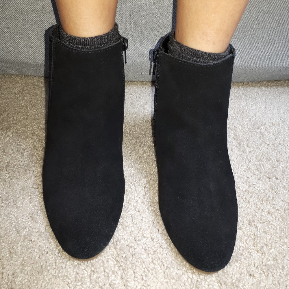 Crown vintage Suede women booties7M.